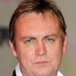 Philip Glenister 飾演 Charles Forestier