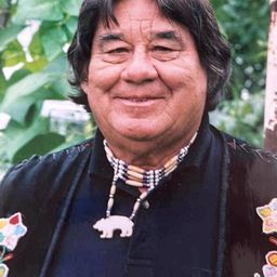 Billy Two Rivers 飾演 Ougebmat