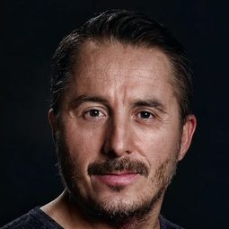 塞爾坎·埃詹 飾演 