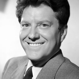 Michael O'Shea 飾演 Sgt. Lonergan