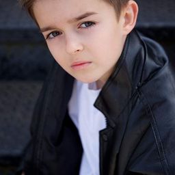 Ethan Andrew Casto 飾演 Johnny Riddell