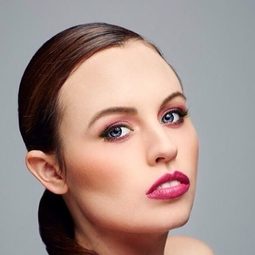 Hayley Gia Hughes 飾演 London Uni. Student