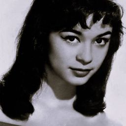 Marie Versini 飾演 Herself