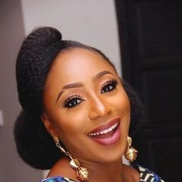 Dakore Egbuson 飾演 Remi Castle