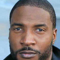 艾密·伊庫瓦克 - 灰影人演員 飾演Mr. Felix