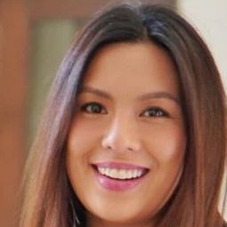 Nikki Gil 飾演 