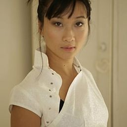 Teo-Wa Vuong 飾演 Leila