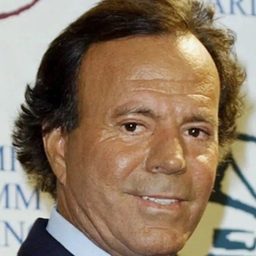 Julio Iglesias 飾演 Self