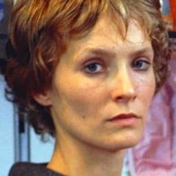 Mette Munk Plum 飾演 Enkefru Andersen