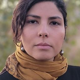 Sara Khaki 飾演 Self