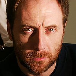 Pablo Krögh 飾演 Josué (TV Network Owner)