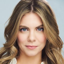 Kristina Cole 飾演 Riley