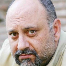 巴伯卡維米 飾演 Zin Krisha