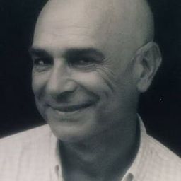 Mauro Bronchi 飾演 Sorelle Bandiera