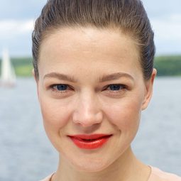 漢娜·荷絲普隆 - 昨日盛開的花朵演員 飾演Hannah Blumen