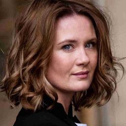 Pauline Knof 飾演 Elisabeth Klein