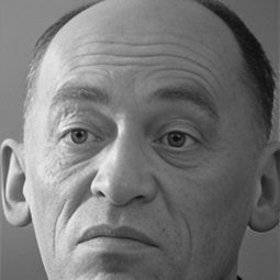 耶奇·諾瓦克 飾演 Officer-Interpreter