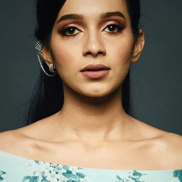 珊察娜·納塔拉真 飾演 Amudha