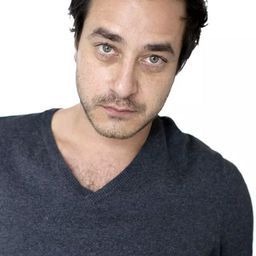 安德烈斯·阿爾梅達 飾演 Adrian