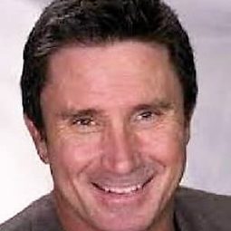 Tony Noakes 飾演 Detective Sunshine