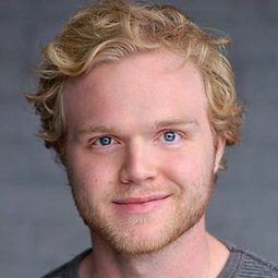 Joe Adler 飾演 Yorick