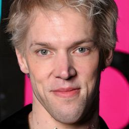 Thomas Mustin 飾演 BDE Chef