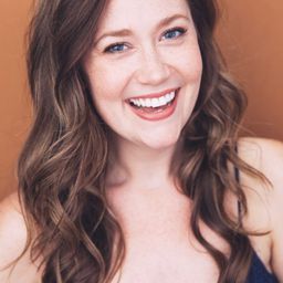 Jacklyn Collier 飾演 Alice