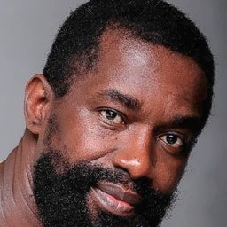 William Benson 飾演 Tunde Aina