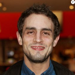 Benjamin Siksou - 囚犯演員 飾演Adrien Leroy