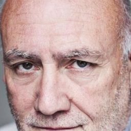 Robert Gwilym 飾演 Novikov