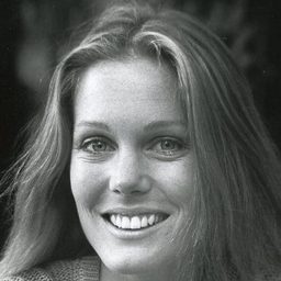 Kathryn Holcomb 飾演 Laura Macahan