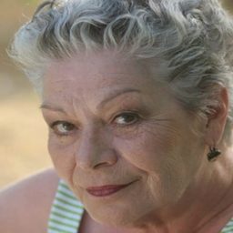 Annie Mercier 飾演 La Voisine