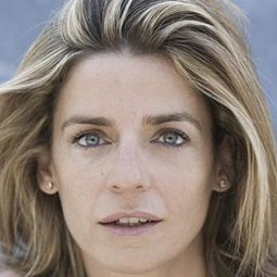 莉茲·羅巴托 飾演 