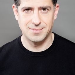 José Bustos - 四朵花之家演員 飾演Guardia de seguridad