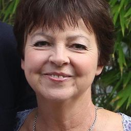 Tessa Peake-Jones 飾演 Bryony
