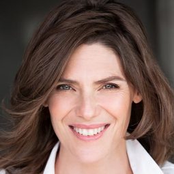 Hélène Florent 飾演 Laura Chapdelaine