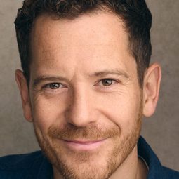 蓋布瑞維克 - 槲寄生農場的驚奇聖誕演員 飾演Pub Landlord