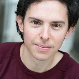 James Rockey 飾演 Raver