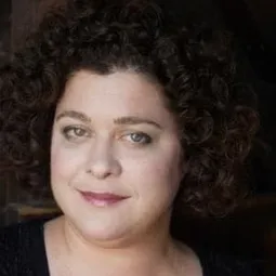 Zele Avradopoulos 飾演 Ms. Hemm