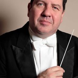 Ivor Bolton 飾演 Conductor