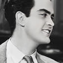 Tito Gómez 飾演 Acosador