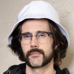 Nick Mullen - 叢林之地演員 飾演Clay Carlson