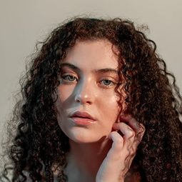 Lilla Crawford - Ukraine: Answering the Call演員 飾演Self