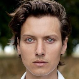 Nicholas Audsley 飾演 Larry's Son