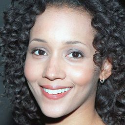 Rebekah Johnson 飾演 Julie Taylor