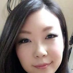 松井理子 飾演 Mari Yoshikawa