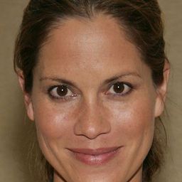 Maxine Bahns 飾演 Lucy