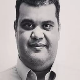 Ahmed Fathi 飾演 عاطف