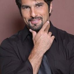 阿圖羅·卡孟納 飾演 Guardia