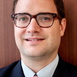 Bradley Hope 飾演 Self - Investigative Journalist